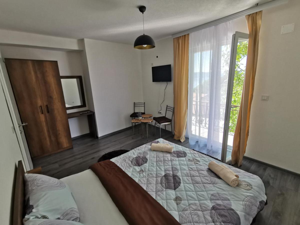 GOPO Guesthouse Elshani Eksteriør billede