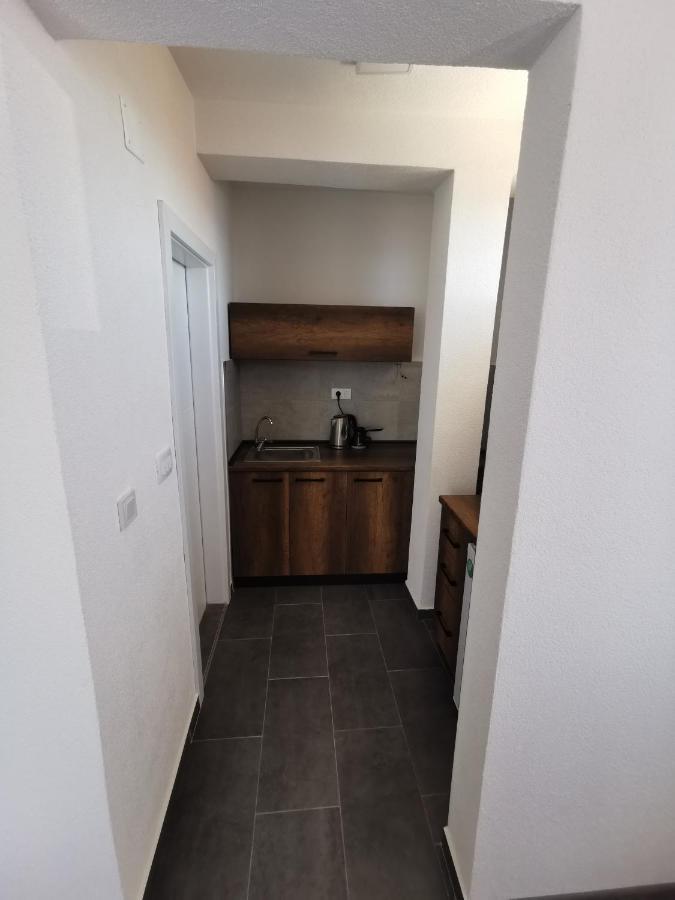 GOPO Guesthouse Elshani Eksteriør billede