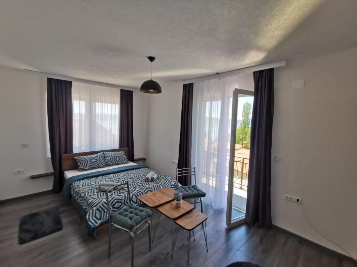 GOPO Guesthouse Elshani Eksteriør billede