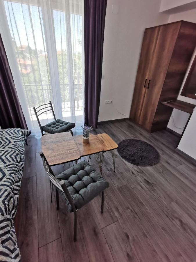 GOPO Guesthouse Elshani Eksteriør billede