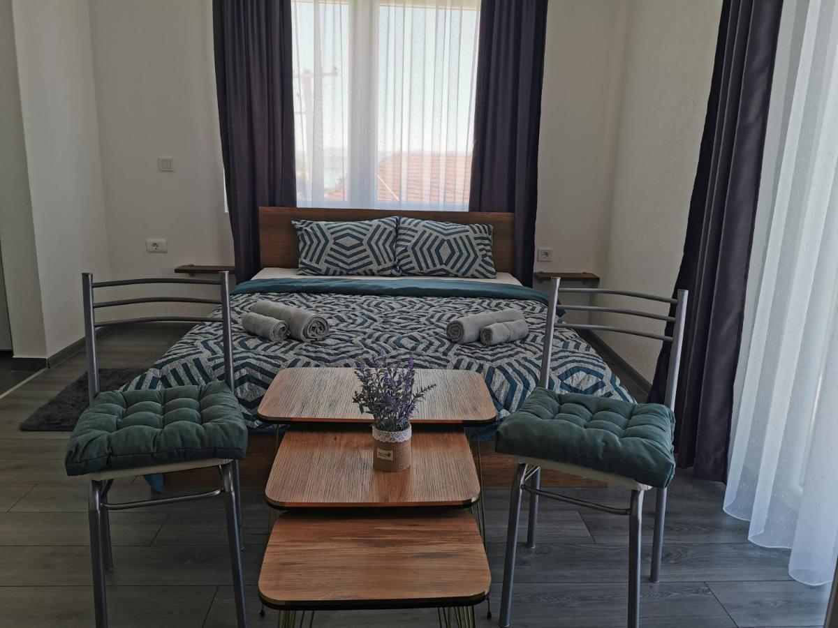 GOPO Guesthouse Elshani Eksteriør billede