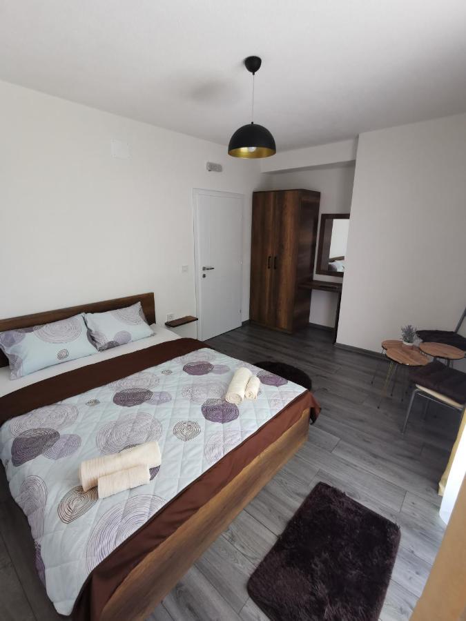 GOPO Guesthouse Elshani Eksteriør billede