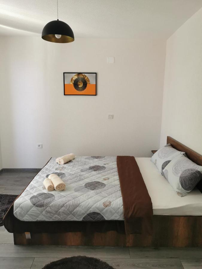 GOPO Guesthouse Elshani Eksteriør billede