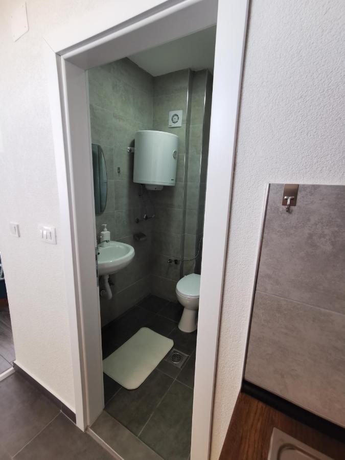 GOPO Guesthouse Elshani Eksteriør billede