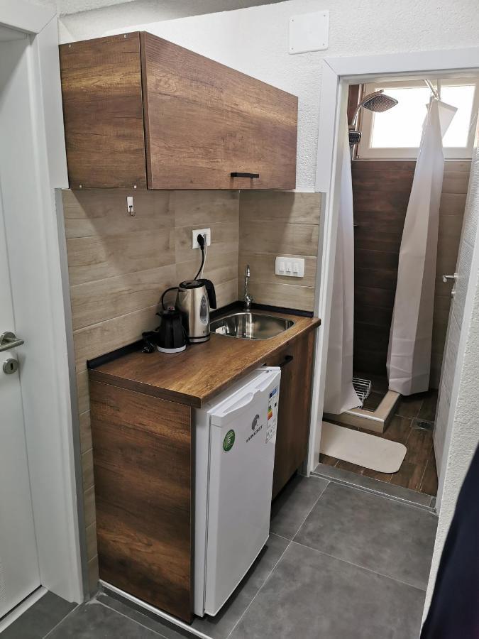 GOPO Guesthouse Elshani Eksteriør billede
