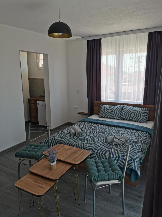 GOPO Guesthouse Elshani Eksteriør billede