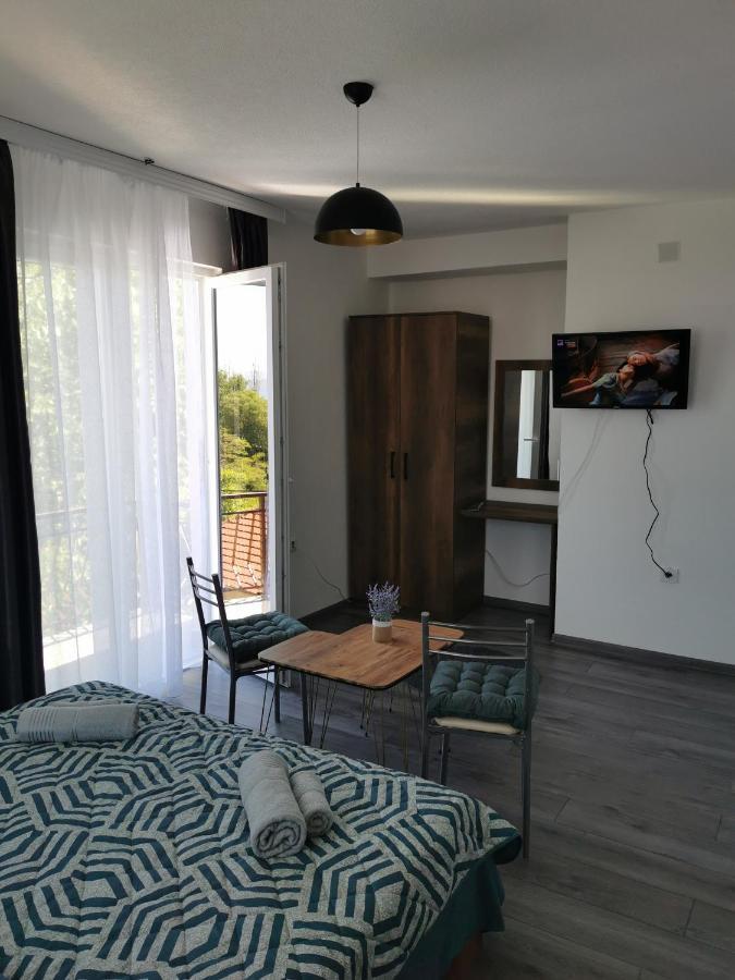 GOPO Guesthouse Elshani Eksteriør billede