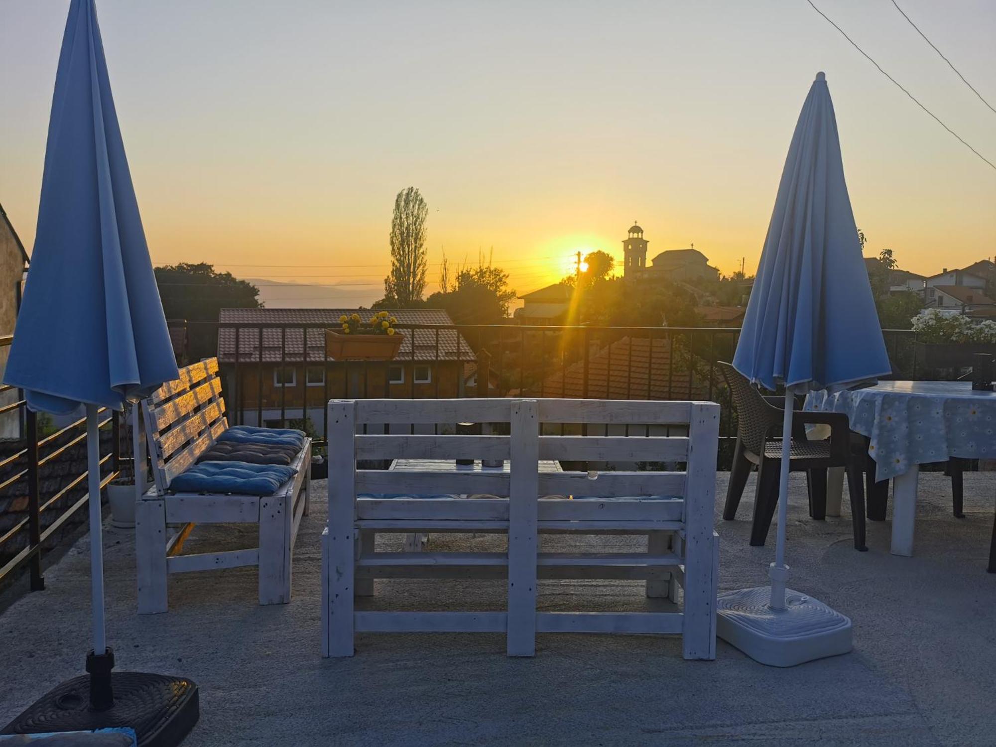 GOPO Guesthouse Elshani Eksteriør billede