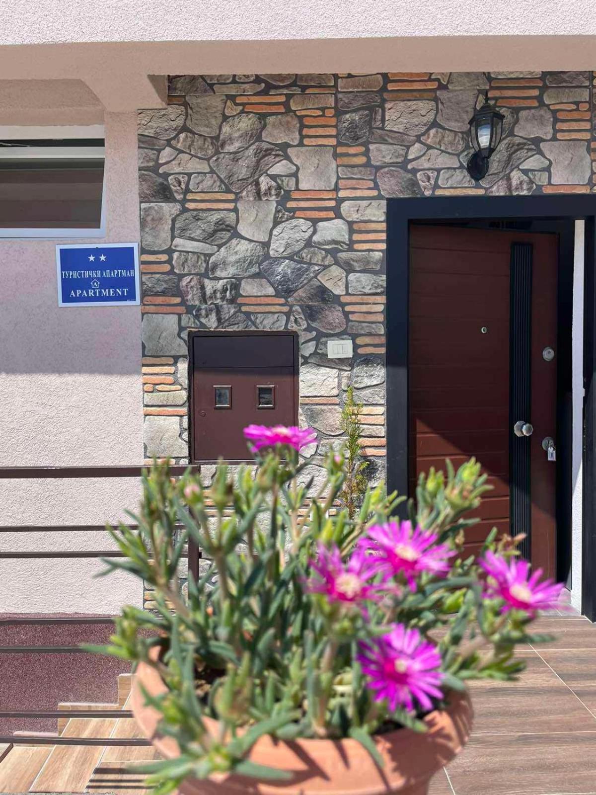 GOPO Guesthouse Elshani Eksteriør billede