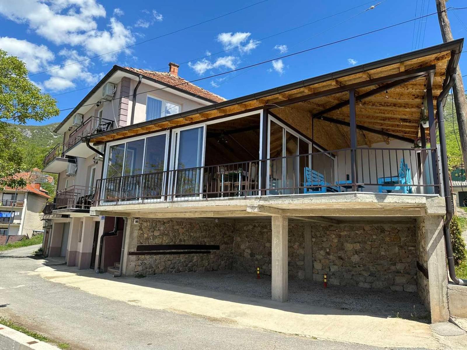 GOPO Guesthouse Elshani Eksteriør billede